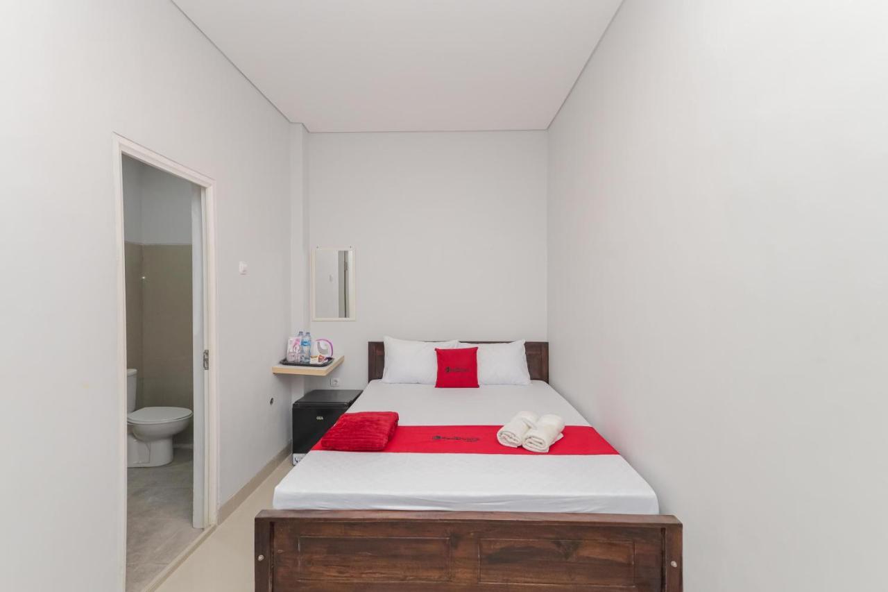 Hotel Reddoorz @ Gedangan Sidoarjo Esterno foto