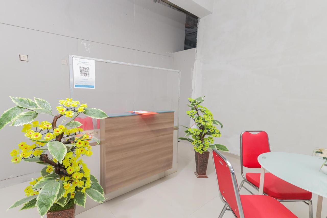 Hotel Reddoorz @ Gedangan Sidoarjo Esterno foto